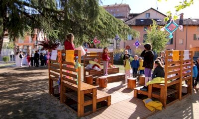 Banchi e cattedra in giardino per le scuole elementari di Fossano