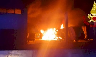 Incendio in un capannone a Savigliano, Vigili del Fuoco al lavoro nella notte