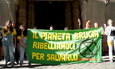 Attiviste di Extinction Rebellion di fronte a Palazzo Lascaris: 