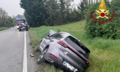 Auto fuori strada nella notte a Novello