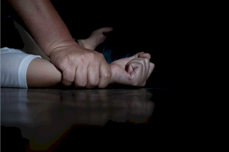 Abusi sul nipote e maltrattamenti alle figlie minorenni, sotto accusa una coppia