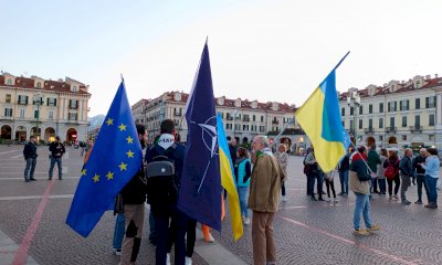 Radicali e Più Europa alla fiaccolata della Liberazione: spuntano bandiere ucraine, dell’Ue e della Nato