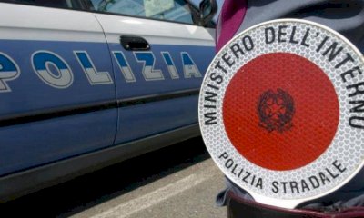 Paura in autostrada: auto contromano alla barriera di Govone, alla guida un neopatentato
