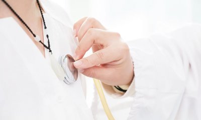 Accusa il medico di averla palpata per scopi sessuali. Lui: “Aveva una cicatrice, ho indagato”
