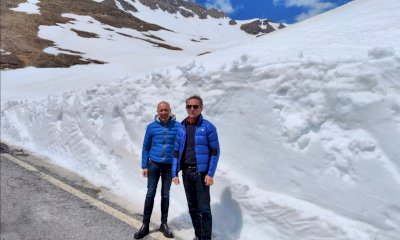 Procedono i lavori di sgombero neve sulla strada del Colle dell’Agnello