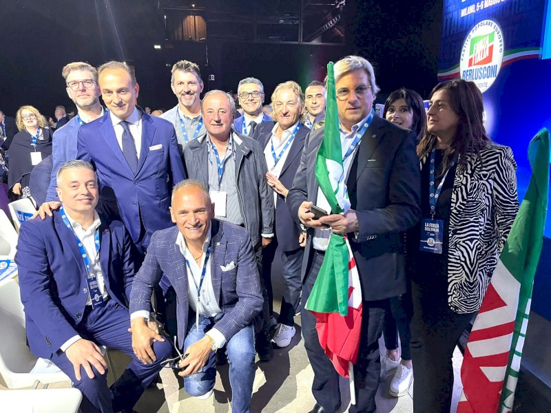 Gli azzurri piemontesi “invadono” la convention di Forza Italia a Milano