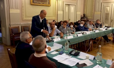 “Per aiutare il commercio la Giunta Robaldo pensa di aumentare le tasse ai proprietari dei negozi?”