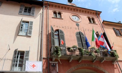 Alba: bandiera e luci delle torri illuminate di rosso per la Giornata mondiale della Croce Rossa