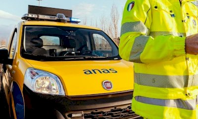 Mezzo pesante si ribalta, statale chiusa a Barge