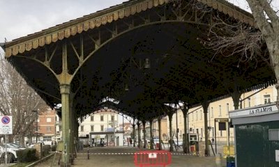 Bra, si restaura la tettoia in ferro del mercato di piazza Giolitti