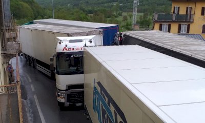 Sei tir hanno paralizzato (per l'ennesima volta) il traffico a Demonte
