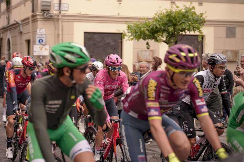 Foto dalle pagine social del Giro d'Italia