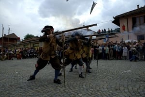 Revello Maggio Castello, lo spettacolo ha inizio...