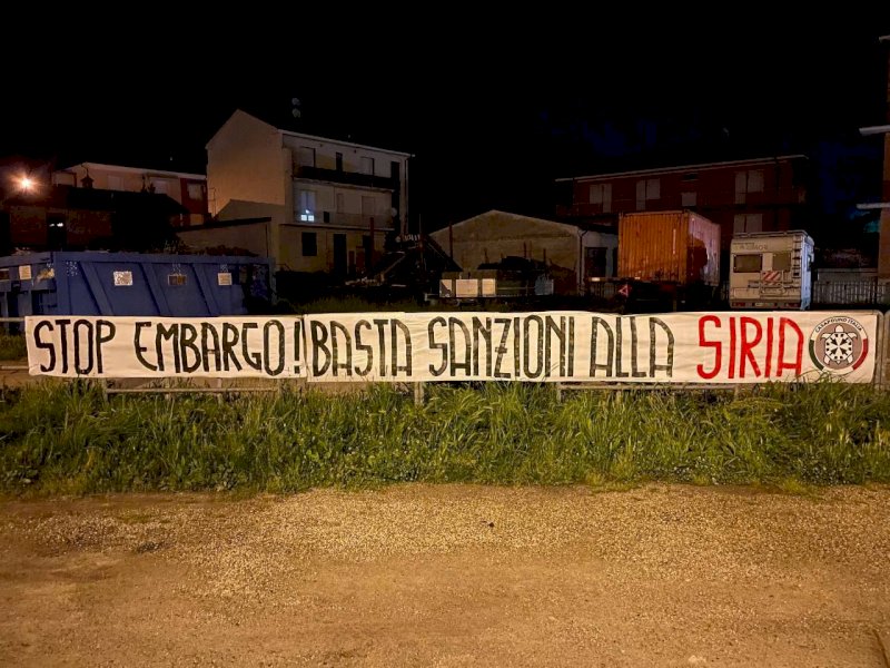 “Stop embargo, basta sanzioni alla Siria”: striscioni di CasaPound a Cuneo e nel Roero 