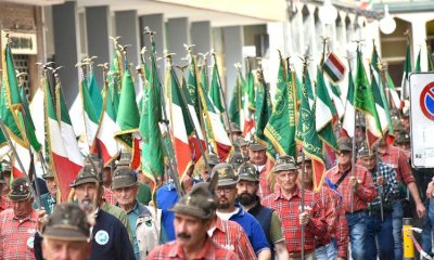 Gli Alpini di Bra hanno un secolo: domenica la grande sfilata tra gli applausi dei concittadini