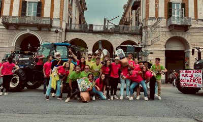Trattori e caroselli in piazza Galimberti: suona l’ultima campanella di scuola
