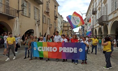 Un'onda arcobaleno ha invaso le strade di Cuneo