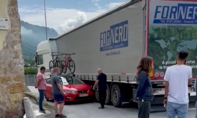 In cinque minuti il passaggio di oltre quaranta tir: l'esasperazione di chi abita in centro a Demonte