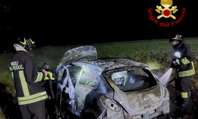 Vigili del Fuoco al lavoro a Borgo San Dalmazzo per l'incendio di un'auto