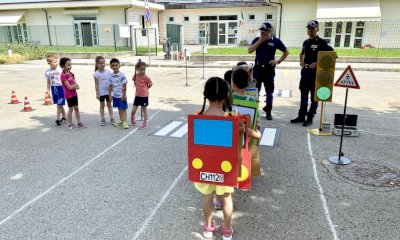 I bimbi delle materne di Saluzzo a lezione dalla Polizia Locale