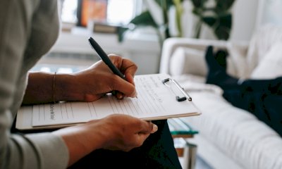 Depressione e suicidi in aumento nel post Covid, il Piemonte corre ai ripari: lo psicologo scolastico è legge