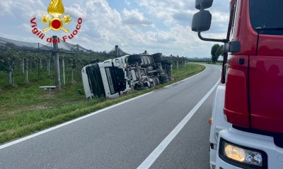 Camion esce di strada e si rovescia a Savigliano: solo lievi ferite per il conducente