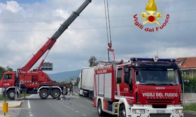 Vigili del Fuoco al lavoro a Busca per la messa in sicurezza di un autoarticolato