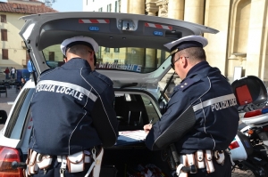 Individuato un veicolo sostitutivo a noleggio privo di assicurazione a Bra