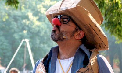 La Follia del Clown e la leggerezza del Mimo in uno spettacolo in Piazza della Rossa a Busca