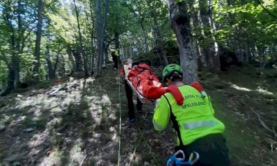 Cade cercando funghi nei boschi di Ormea, il Soccorso Alpino lo raggiunge in una zona impervia