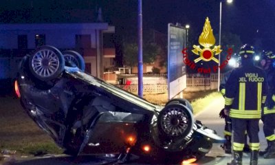Auto ribaltata nella notte ad Alba, due persone in ospedale