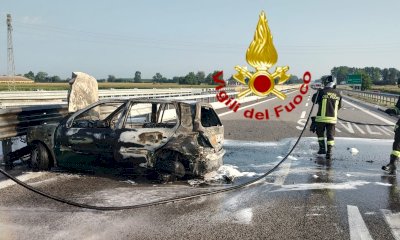 Scontro tra due auto sulla A6, una vettura prende fuoco