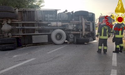 Villafalletto: camion si ribalta in località Termine, intervento dei Vigili del Fuoco