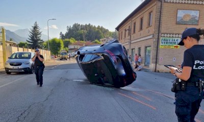 Borgo San Dalmazzo, urta un’auto in sosta e si ribalta colpendo un’ambulanza