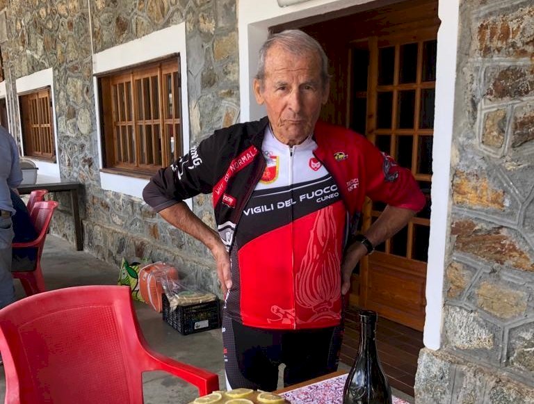 Inossidabile Beppe Costamagna: a 89 anni raggiunge in bici il santuario di Sant’Anna di Vinadio