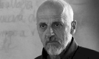 Marco Paolini a Saluzzo con lo spettacolo “Antenati. The grave party”