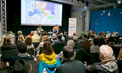 Il Festival dei Luoghi Comuni 2023 scopre le carte e lancia la provocazione “Pensati giovane”