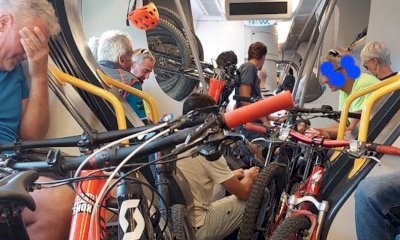 Passeggeri stipati insieme alle bici sul treno Ventimiglia-Cuneo: 