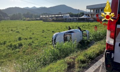 Auto si ribalta fuori strada a Caraglio, ferito il conducente