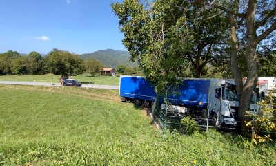 Piano Quinto, tir fuori strada finisce contro un albero