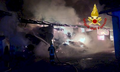 Saluzzo, brucia una cascina: nel fienile duecento rotoballe