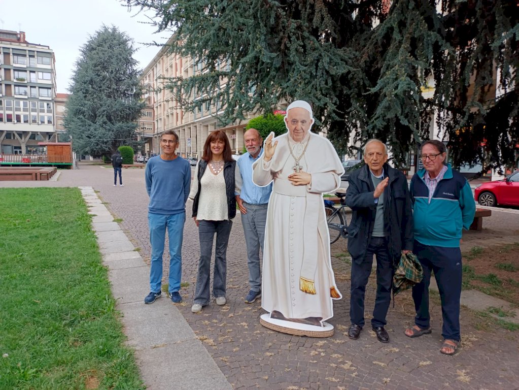 Papa Francesco (cartonato) “benedice” i cedri di piazza Europa