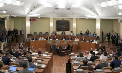 Manca il numero legale, salta il Consiglio regionale. Le minoranze all'attacco: 