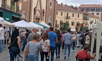 “Negozi in strada” a Saluzzo, migliaia di persone in piazza