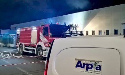 Incendio in un magazzino a Monticello d'Alba, sul posto anche i tecnici Arpa