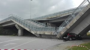 Via ai lavori di smontaggio e rimozione del ponte crollato a Fossano