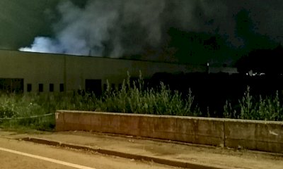 C'è un morto nell'incendio del magazzino a Monticello d'Alba