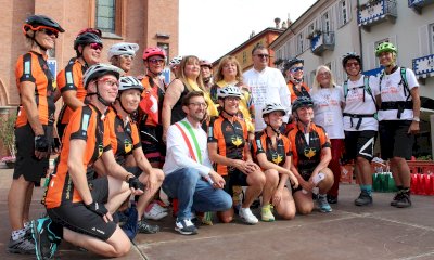 Alba, cicliste provenienti da Zermatt accolte in piazza Risorgimento
