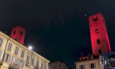 Alba: il Comune illumina di rosso le sue torri per la campagna per il disarmo nucleare lanciata da Cri e Anci