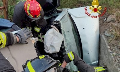 Auto fuori strada a Manta, recuperato un ferito tra le lamiere